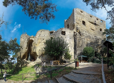 Zřícenina skalního hradu Valečov od jihu