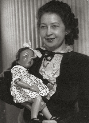 Božena Weleková s Máničkou, 1952, fotografie pochází z rodinného archivu Heleny Hesselbarthové, dcery Boženy Welekové