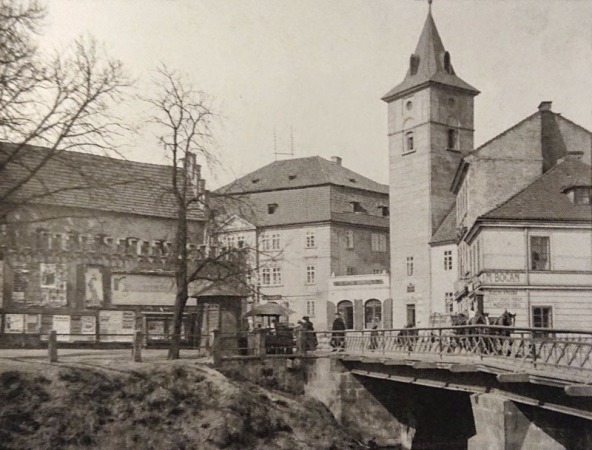 Pražský most přes Mlýnskou strouhu, vodárenská věž v empírové podobě, před rokem 1920