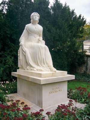Pomník Hany Kvapilové z r. 1914 v Kinského zahradě na Smíchově, ve kterém je uložena urna s hereččiným popelem
