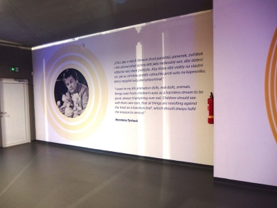 Panel věnovaný Hermíně Týrlové v rámci expozice Filmový uzel Zlín