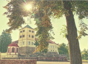 Zámek Horažďovice. Původní gotický hrad se během několika přestaveb - renesanční a barokní - proměnil v zámek, jehož fin